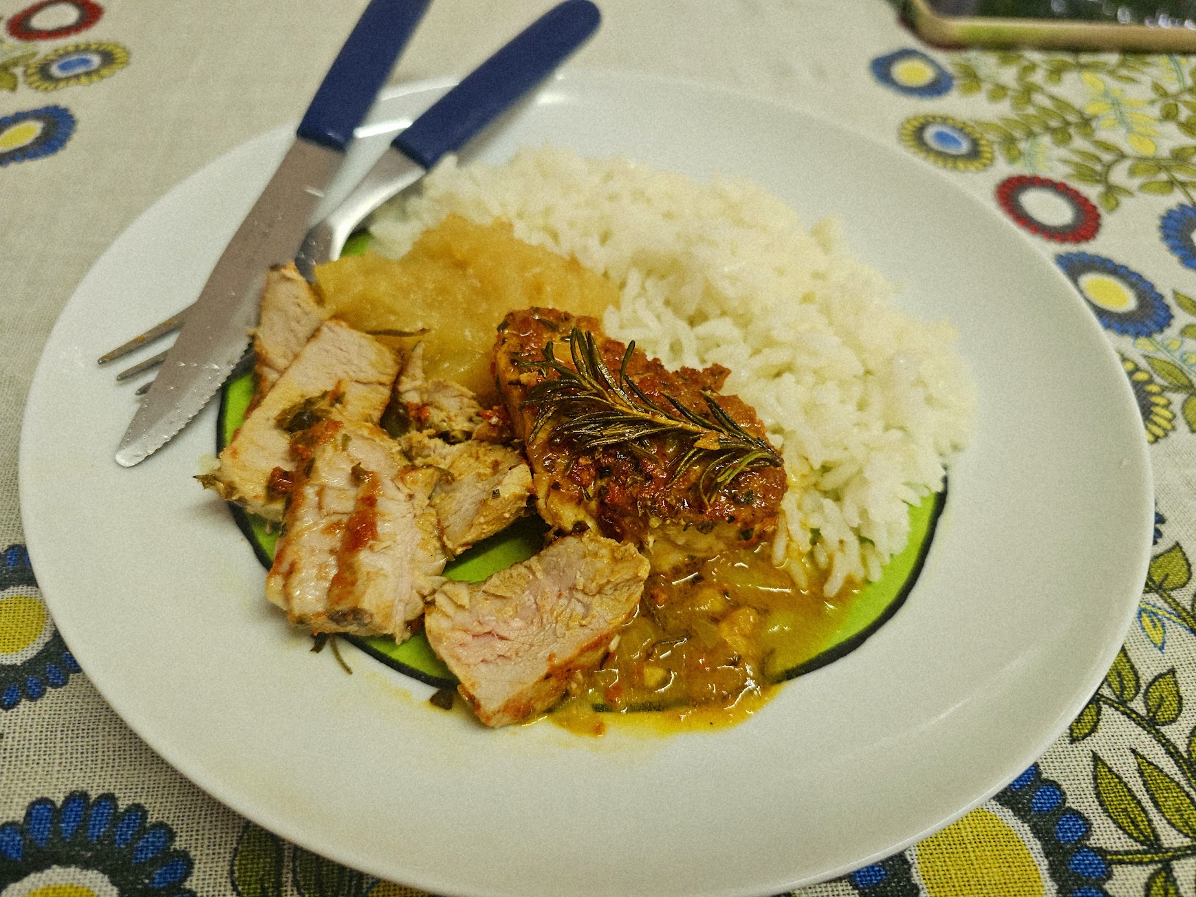 o purê num prato junto com carne de porco e arroz